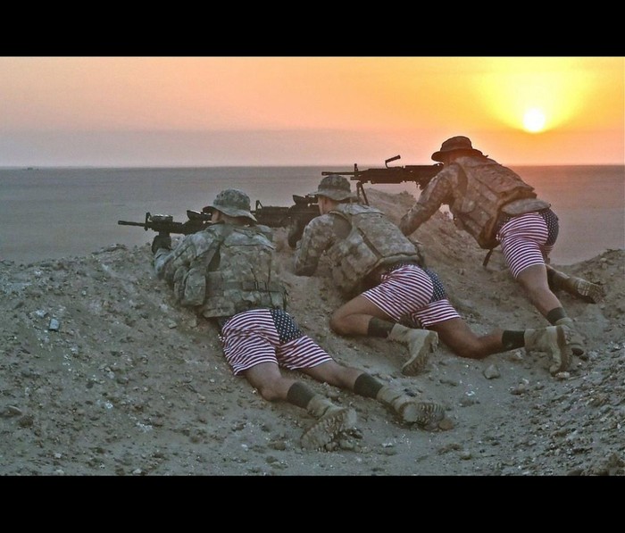 3 lính bộ binh Mỹ mặc quần short nằm ngắm bắn